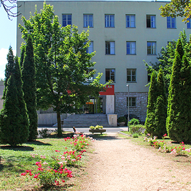 Zu Pannon Egyetem Könyvtár és Tudásközpont gehen